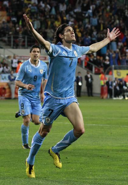 Edinson Roberto Cavani Gmez con la maglia della nazionale dell&#39;Uruguay.In questa foto del 2010 esulta per aver segnato nella finale del terzo posto dei Mondiali tra Uruguay e Germania (Ansa)